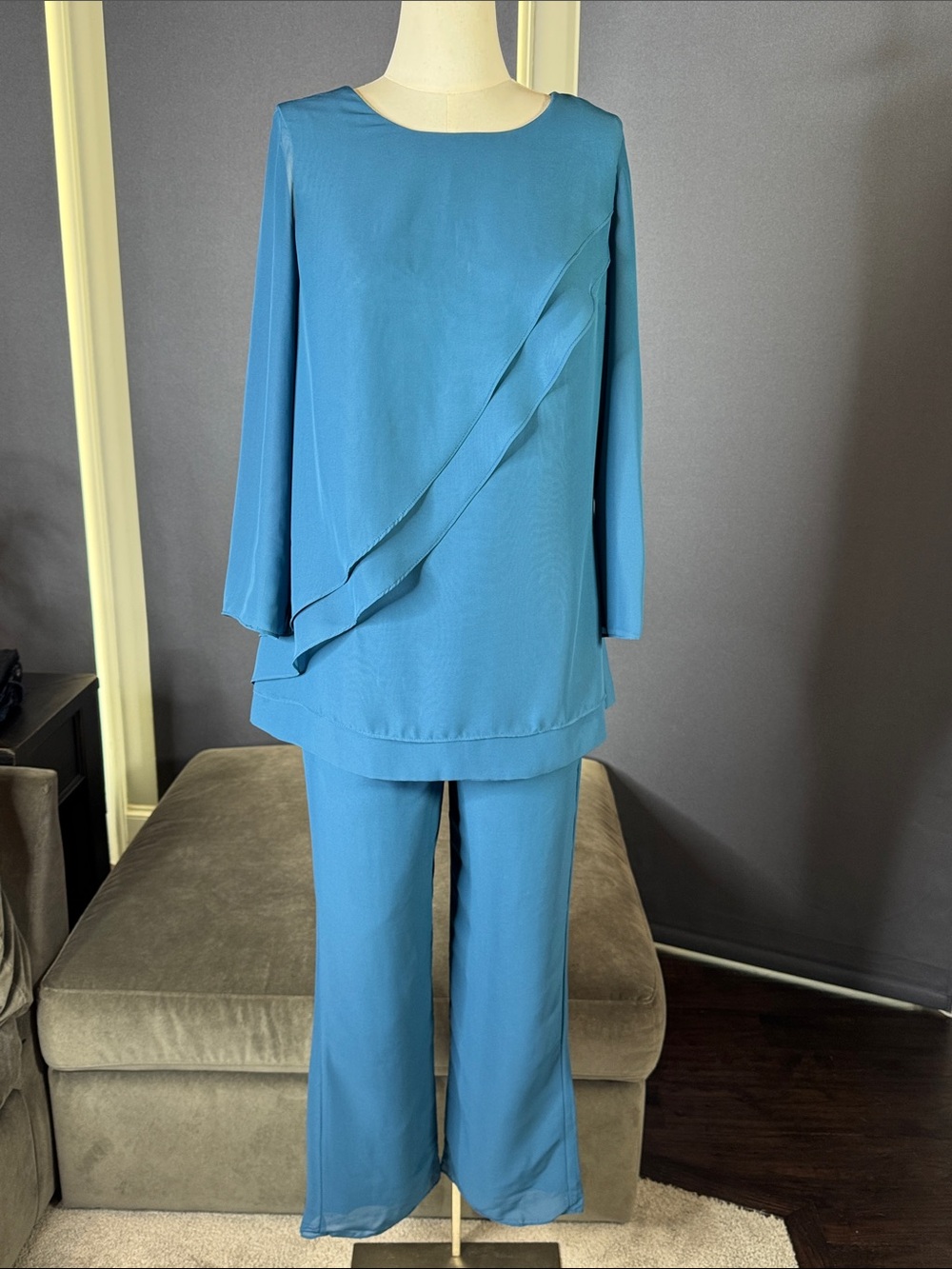 Woman’s Blue Two Piece Ruffled Blouse & Wide-Leg  Formal Pants Set Size 6 NWOT